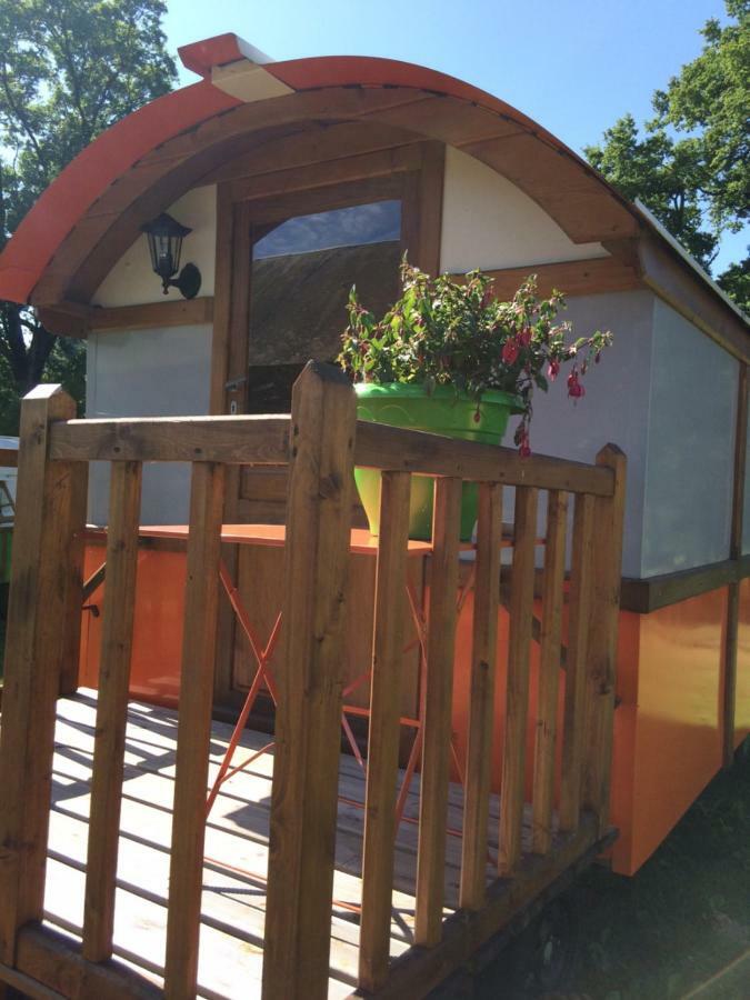 Les Roulottes De L'Airou Hotel Beauchamps  Kültér fotó